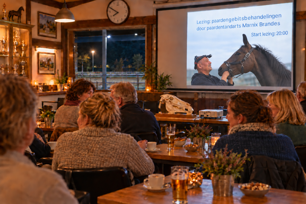 Bezoekers praten in een kantine voor een lezing over paardengebitten; op tafel staan een paardenschedel en een beamer.