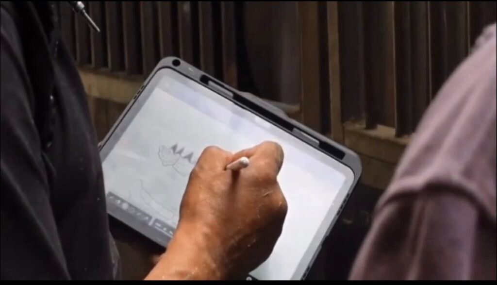 Marnix Brandes tekent het paardengebit op een tablet terwijl de klant meekijkt.